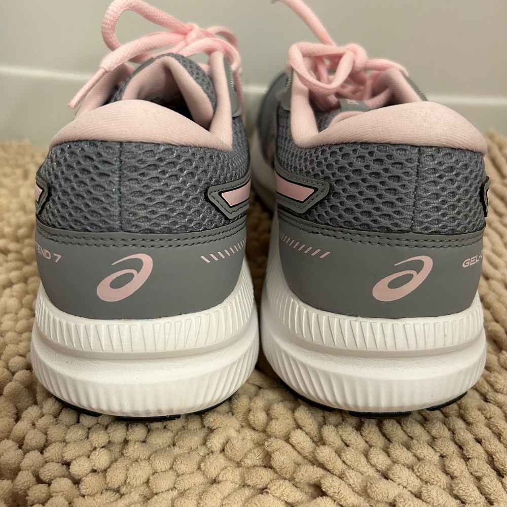 Women’s ASICS - Picture 2 of 3